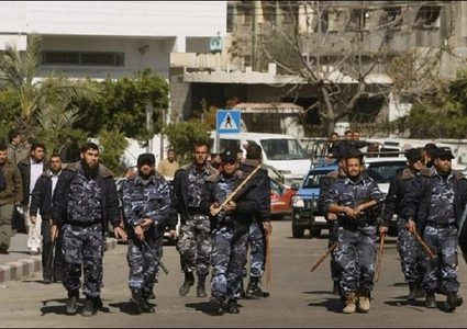 أمن حماس يعتدي على صحفي وتصادر هاتفه في دير البلح