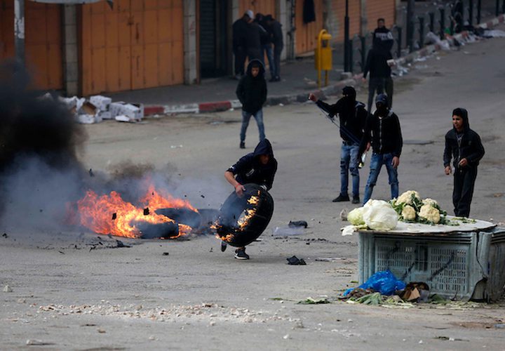 متظاهرون فلسطينيون يرشقون قوات الحتلال الإسرائيلي بالحجارة خلال اشتباكات في مدينة الخليل بالضفة الغربية ، في 15 مارس 2019.