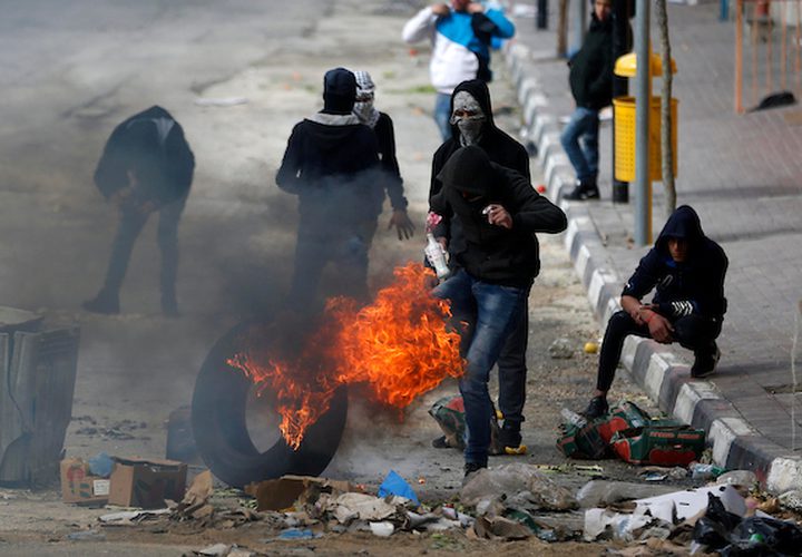 متظاهرون فلسطينيون يرشقون قوات الحتلال الإسرائيلي بالحجارة خلال اشتباكات في مدينة الخليل بالضفة الغربية ، في 15 مارس 2019.