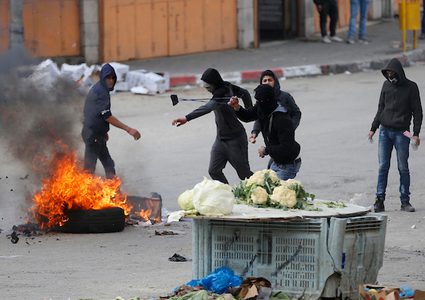 متظاهرون فلسطينيون يرشقون قوات الحتلال الإسرائيلي بالحجارة خلال اشتباكات في مدينة الخليل بالضفة الغربية ، في 15 مارس 2019.