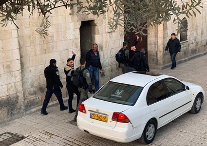 الاحتلال يعتقل شابين أثناء خروجهما من المسجد الأقصى