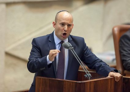 بينت يستهزئ من نتنياهو عقب قصف الاحتلال لغزة