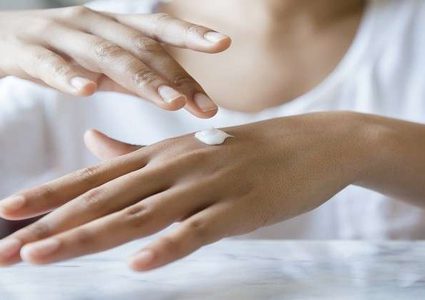 هل يقلل مرطب الجلد حقا من خطر مرض لا دواء له؟