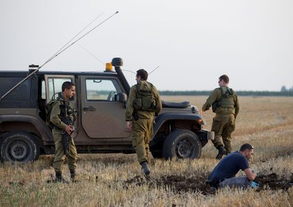 الاحتلال يعثر على شظايا صاروخ سقط قرب تل أبيب