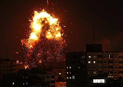 إصابة أربعة مواطنين جراء قصف طائرات الاحتلال لمواقع في قطاع غزة