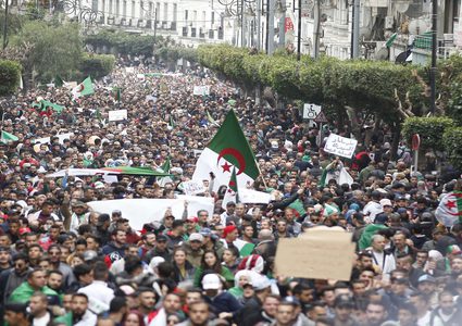 الجزائريون يجددون المطالبات لرئيسهم بالتنحي عن الحكم