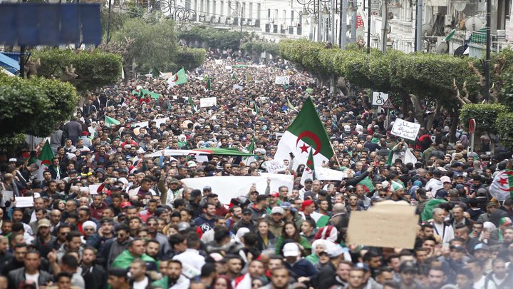 الجزائريون يجددون المطالبات لرئيسهم بالتنحي عن الحكم