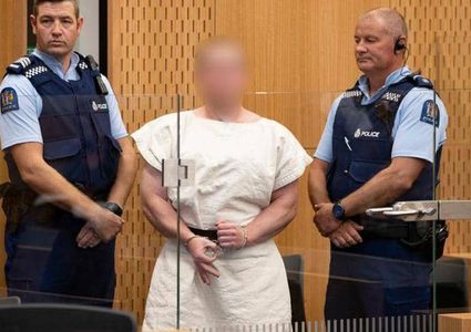 ماذا تعني الحركة التي قام بها منفذ هجوم نيوزيلندا داخل المحكمة؟