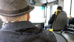 مسن يعتدي بوحشية على سائقة حافلة لأنه نسي تذكرته!