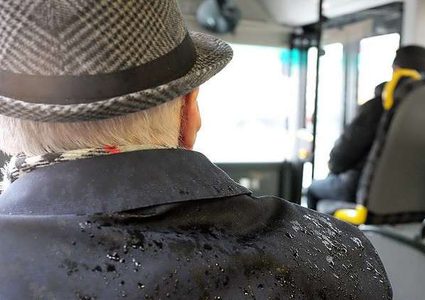 مسن يعتدي بوحشية على سائقة حافلة لأنه نسي تذكرته!