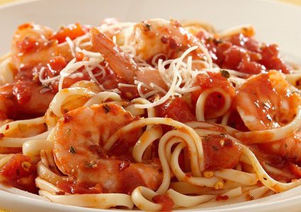 معكرونة بالجمبري والصلصة الحمراء