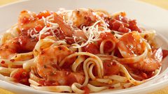 معكرونة بالجمبري والصلصة الحمراء