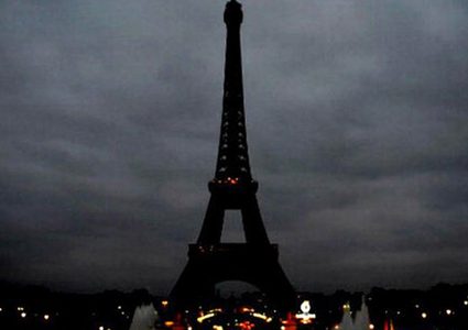 برج إيفل يكتسي بالسواد حدادا على ضحايا مجزرة نيوزيلندا