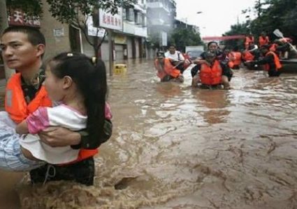 (42) قتيلا جرّاء فيضانات شرق أندونيسيا