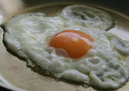 البيض في دائرة الاتهام مجددا.. كوليسترول زائد وأمراض بالقلب
