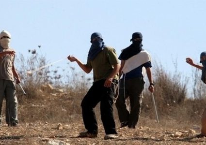 مستوطنون يهاجمون منازل المواطنين شرق يطا