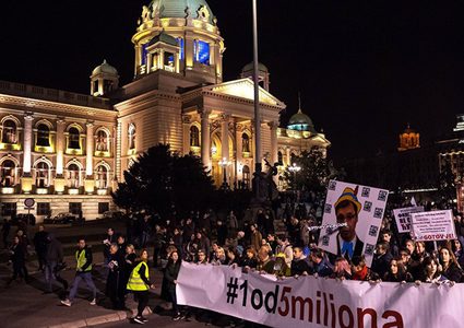 صربيا :المتظاهرون يحتجزون رئيسهم في قصره