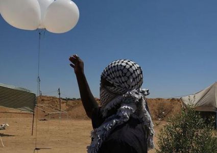 إطلاق بالونات تحمل مجسم طائرة من غزة على أشكول