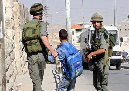 الاحتلال يعتقل طفلا من الجلزون