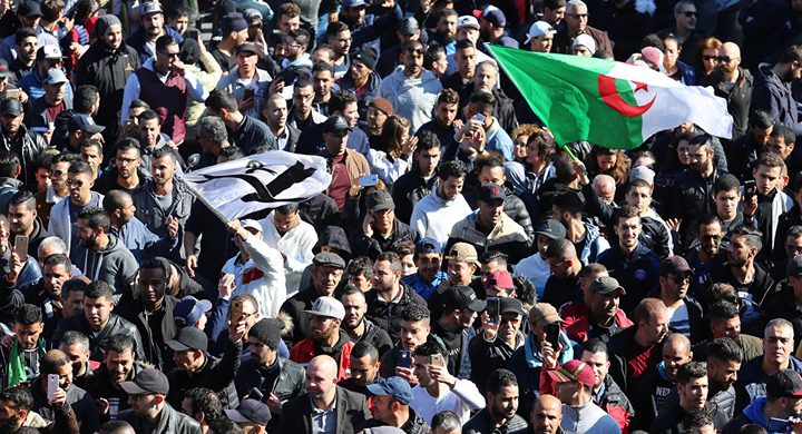 خلال أيام.. احتجاجات الجزائر تطال "العصب المؤلم" للسلطة