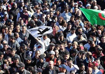 خلال أيام.. احتجاجات الجزائر تطال "العصب المؤلم" للسلطة