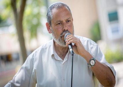 مسؤول إسرائيلي يدعو لطرد عائلات منفذي العمليات وهدم منازلها