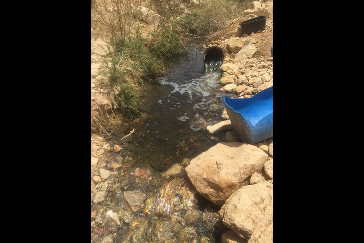 تسرب مياه نبع الى عمارة تجارية في مدينة جنين