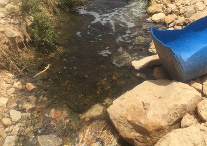 تسرب مياه نبع الى عمارة تجارية في مدينة جنين