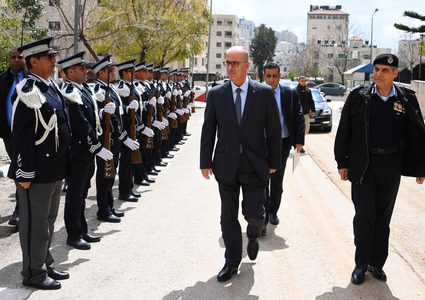 الحمد الله يزور الادارة العامة لجهاز الشرطة