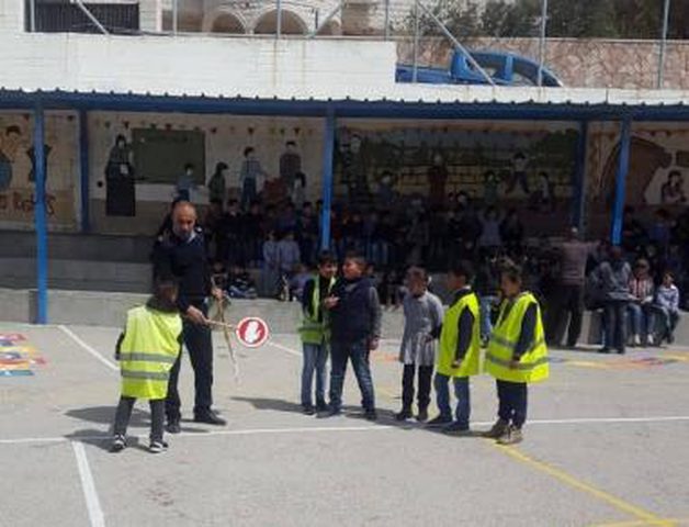 الشرطة تنظم محاضرات في التوعية والسلامة المرورية