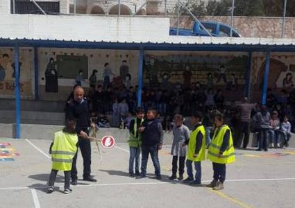 الشرطة تنظم محاضرات في التوعية والسلامة المرورية