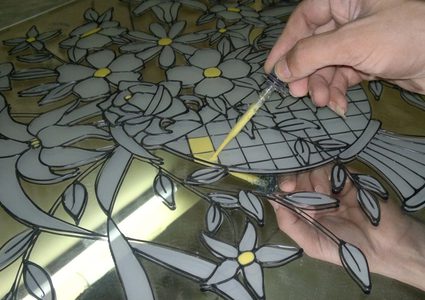 في فلسطين الرسم على الزجاج بين الماضي وأحدث فنون الموضة