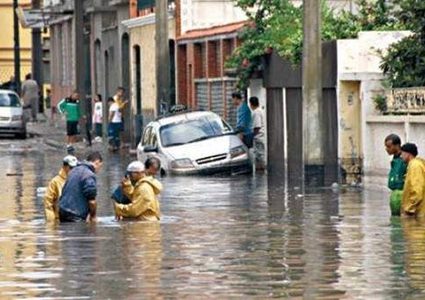 ارتفاع حصيلة ضحايا فيضانات اندونيسيا الى 77 قتيلاً