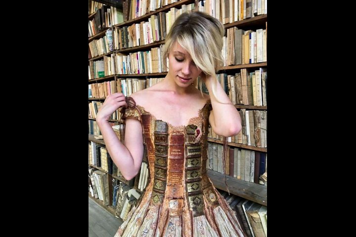 مصممة فرنسية تصنع الفساتين من حواف الكتب في 15 صورة