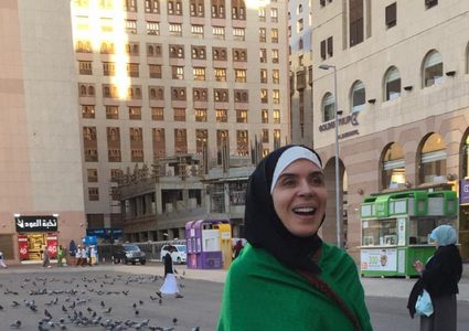 "بعباية سمراء وشال أخضر".. دينا فى السعودية لأداء مناسك العمرة