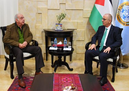 رئيس حكومة تسيير الأعمال د.رامي الحمدالله يستقبل ليوم  عددا من الوفود لانتهاء مهامي كرئيس وزراء حكومة التوافق الوطني ووزيرا للداخلية. حيث ضمت الهيئة الوطنية للمتقاعدين العسكريين، والتجمع الوطني لأسر الشهداء، ووفدا من الهيئة المستقلة لحقوق الإنسان.