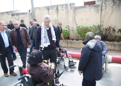 تسليم (3 كراسي كهربائية) لعدد من ذوي الإعاقة