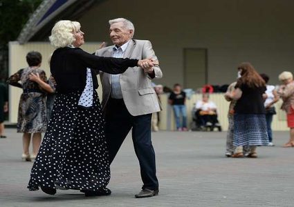 متى يشعر العجوز بأنه أصغر سنا؟