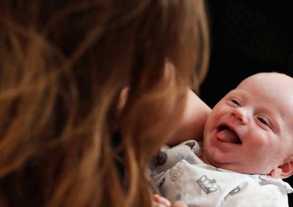 متى يرتاح "الآباء الجدد" من إزعاج الأطفال؟ دراسة حديثة تجيب