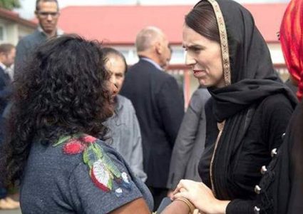 موقف رئيسة نيوزيلندا الشجاع بعد مجزرة المسجدين