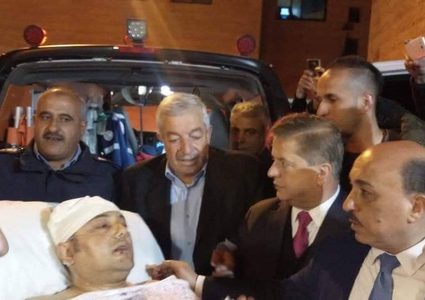 عاطف أبو سيف يصل إلى مجمع فلسطين الطبي برام الله