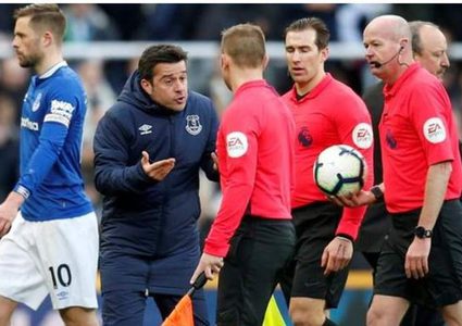 تغريم مدرب إيفرتون بتسبب تصرف "غير لائق"