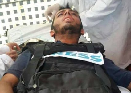 إصابة صحفي بقنبلة غاز خلال تغطيته للحراك البحري شمال غزة