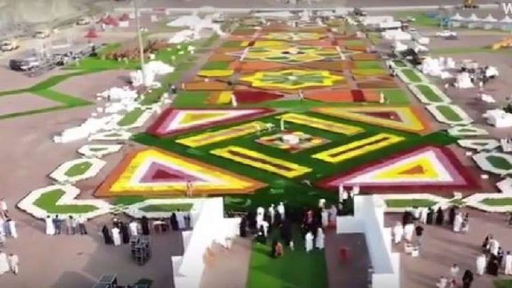 سجادة بمليون زهرة في مدينة مكة