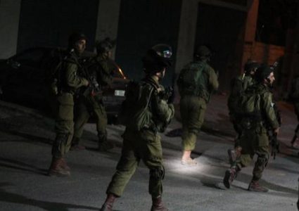 الاحتلال يعتقل (15) مواطنًا بالضفة ويزعم العثور على سلاح(محدث)