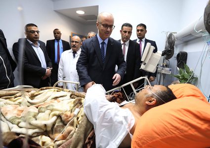 الحمد الله يعود عاطف أبو سيف ويطمئن على صحته