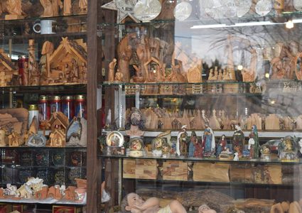 منحوتات من خشب الزيتون..حرفة عريقة يهددها الاندثار