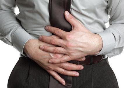 خبير تغذية: عادات نمارسها أثناء الطهي تقودنا للتسمم الغذائي