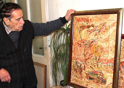 سوري في الثمانينات يرسم ببروات أقلام الرصاص لوحات عن الحب والوطن