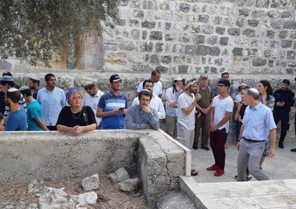 اعتقال حارس وسيدة و67 مستوطنًا يقتحمون الأقصى